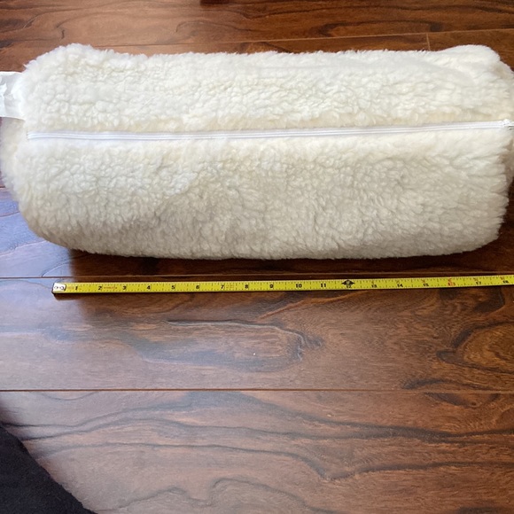 Fleece type neck pillow, gently used - Picture 5 of 7